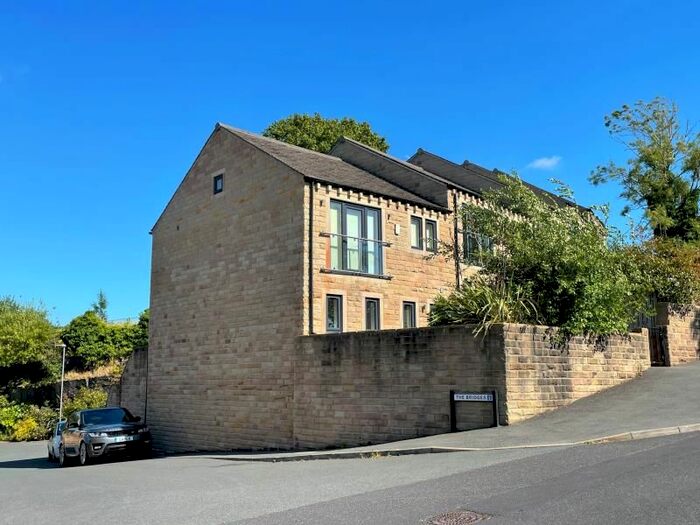 3 Bedroom Town House To Rent In The Bridges, Thongsbridge, Holmfirth, HD9