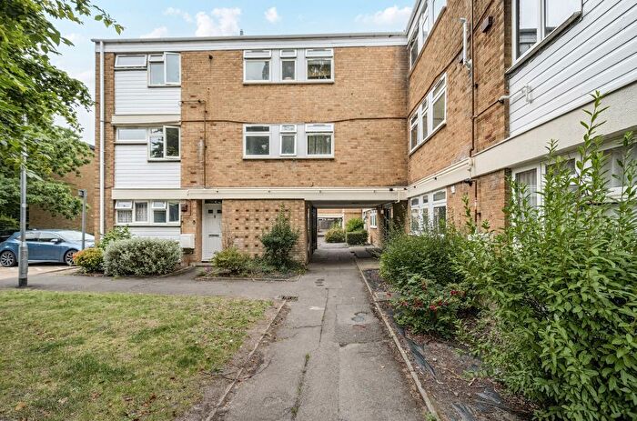 2 Bedroom Flat For Sale In Cunworth Court, Bracknell, Berkshire, RG12