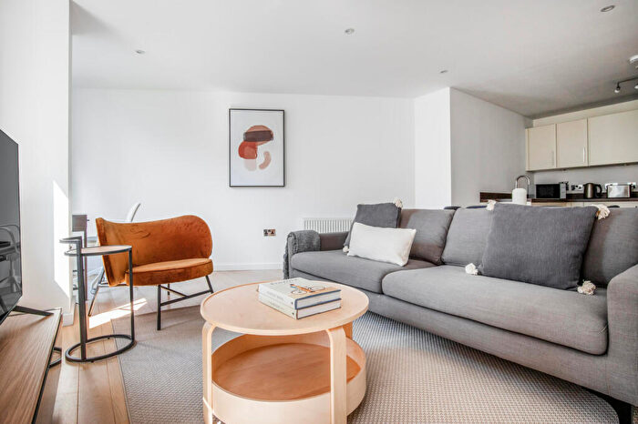 2 Bedroom Apartment To Rent In Britannia Walk, London, , Uk, N1