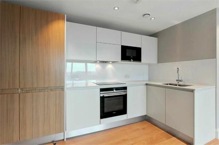3 Bedroom Flat To Rent In West Cross Way, Brentford, London, London, TW8