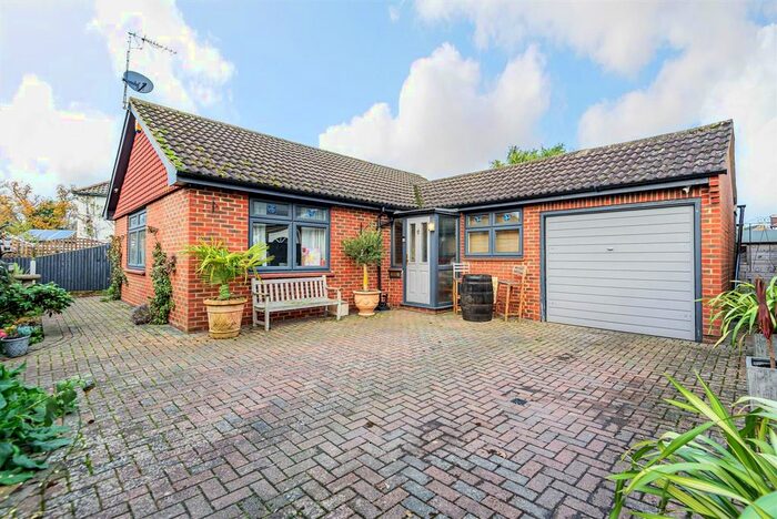 3 Bedroom Detached House For Sale In Woodlands Road, Epsom, KT18