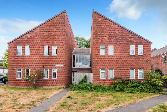 3 Bedroom Ground Flat To Rent In Princes Place, Winchester, SO22