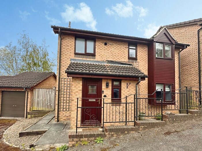 3 Bedroom Detached House For Sale In Horton Close, Leeds, LS13