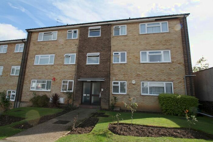 1 Bedroom Flat To Rent In Windsor Court, London, N14