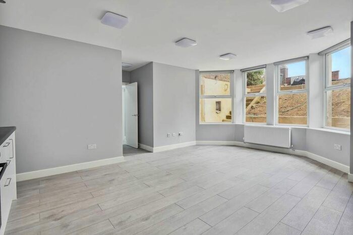 3 Bedroom Flat To Rent In Westwood Hill, South London, Sydenham, SE26