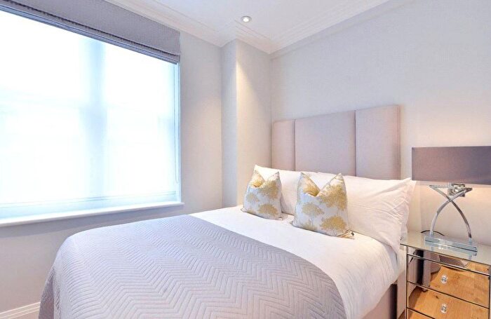 1 Bedroom Flat To Rent In Hill Street, London, W1J
