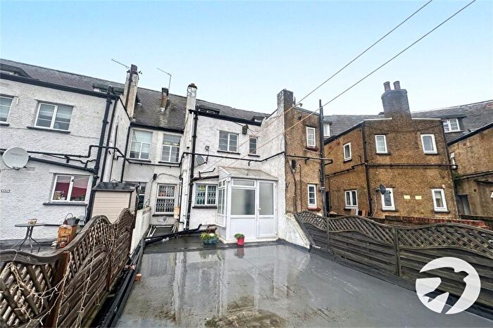 3 Bedroom Flat For Sale In Bellegrove Road, Welling, Kent, DA16