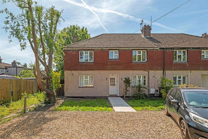 3 Bedroom Maisonette To Rent In Magpie Hall Close, Bromley, BR2