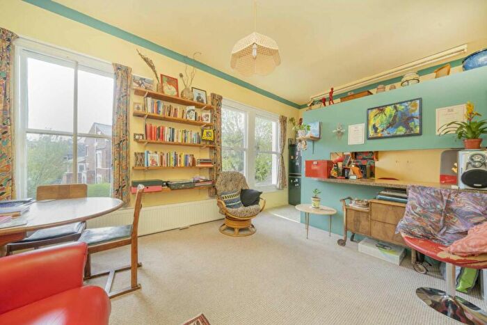 1 Bedroom Flat For Sale In Cromwell Avenue, Highgate, N6