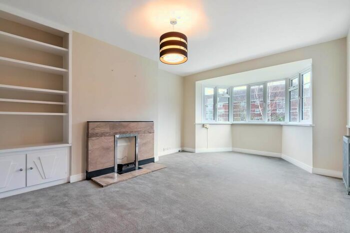 3 Bedroom Flat To Rent In Courtlands, Richmond, TW10