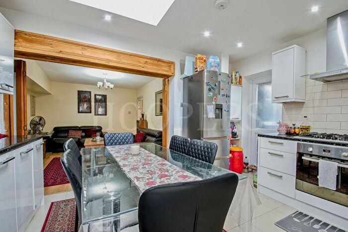3 Bedroom Ground Maisonette For Sale In Annesley Close, London, NW10
