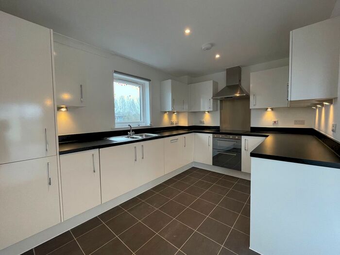 2 Bedroom Flat To Rent In Kingfisher Close, Warwick, CV34