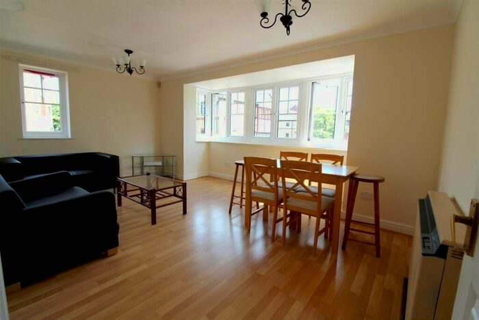 2 Bedroom Flat To Rent In Rose Walk, Reading, RG1