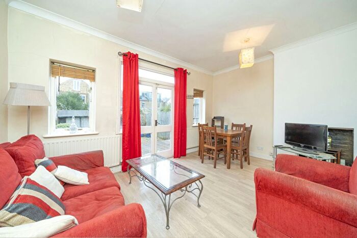 2 Bedroom Flat To Rent In Burton Road, Kingston Upon Thames, KT2