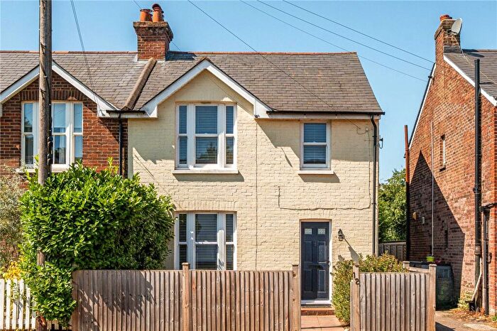 3 Bedroom Semi Detached House For Sale In Edward Road, Farnham, Surrey, GU9