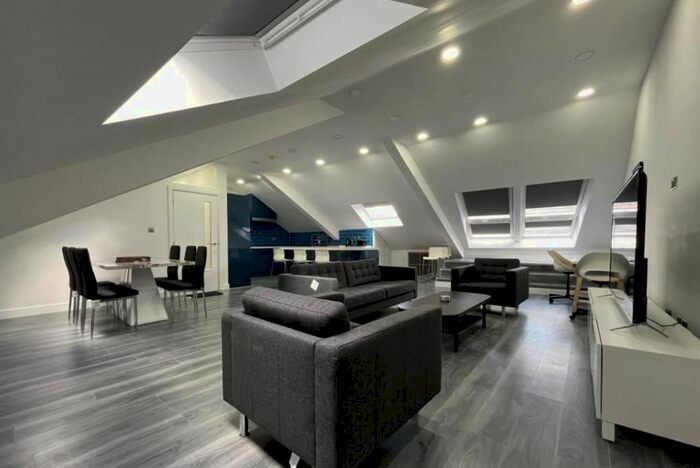 3 Bedroom Flat To Rent In Bow Road, Bow, Stratford, London, E3