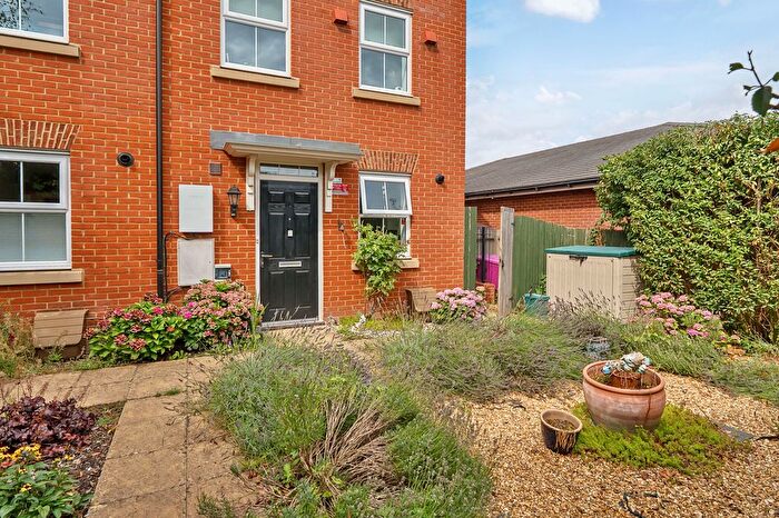 3 Bedroom Detached House For Sale In Odiham Drive, Newbury, RG14