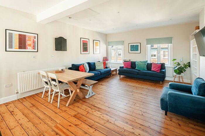 3 Bedroom Flat For Sale In Maude Road, London, SE5