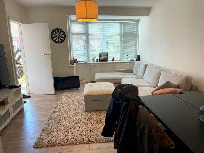 2 Bedroom Flat To Rent In Middleham Gardens, London, N18