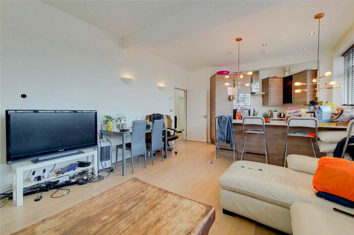 4 Bedroom Flat To Rent In Villiers Road, Willesden Green, NW2