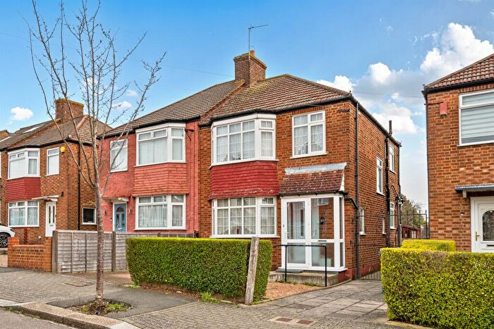 3 Bedroom Semi Detached House For Sale In Sherrards Way, Barnet, EN5