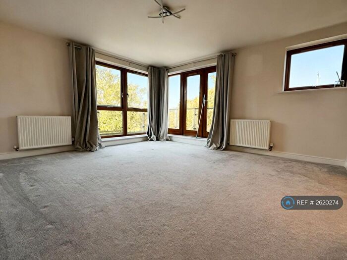 2 Bedroom Flat To Rent In Finlay Court, Crawley, RH10