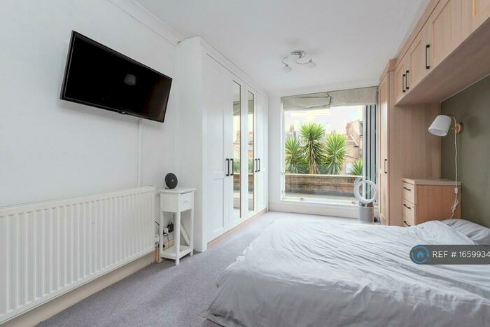 1 Bedroom Flat To Rent In Garfield Road, London, SW11