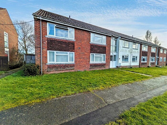 2 Bedroom Flat For Sale In Foxes Croft, Barnham, PO22