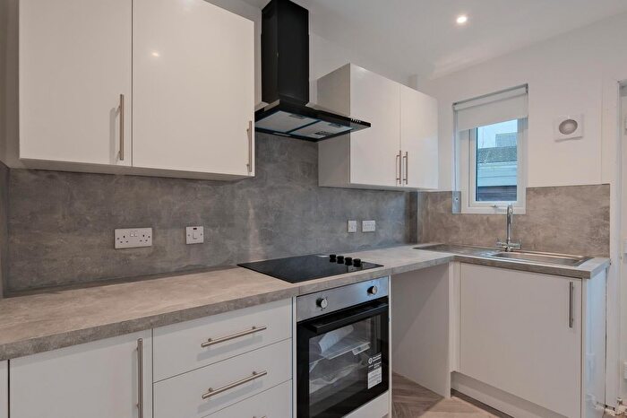 2 Bedroom End Of Terrace House To Rent In Earn Crescent, Wishaw, ML2