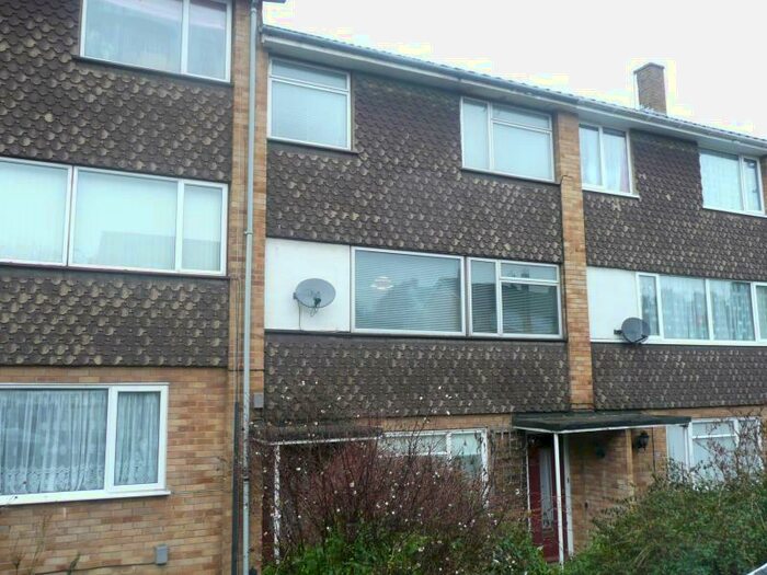 3 Bedroom Flat To Rent In Dixon Close, Maidstone, Kent, ME15