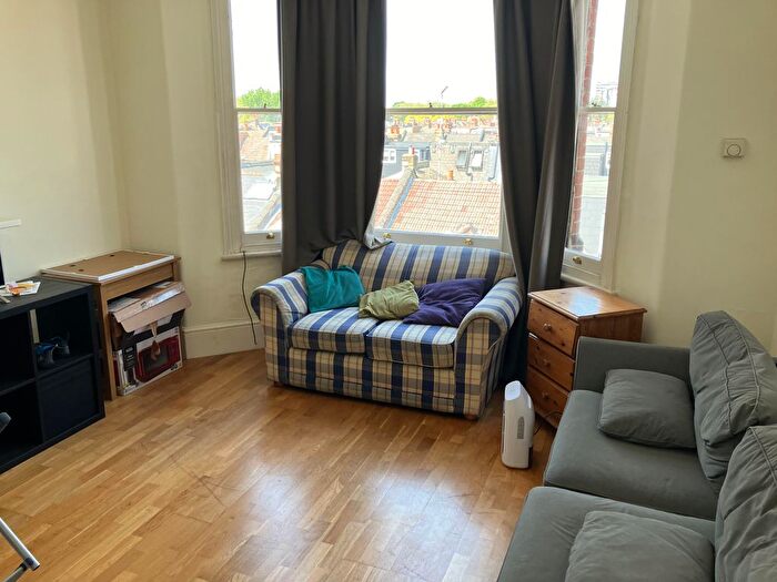 2 Bedroom Flat To Rent In Kingwood Road, London, SW6