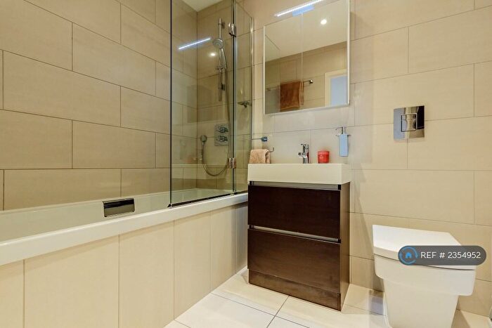 2 Bedroom Flat To Rent In Blackwall Way, London, E14