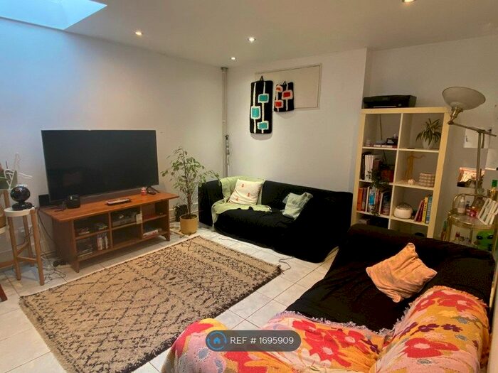2 Bedroom Flat To Rent In Shakespeare Road, London, SE24