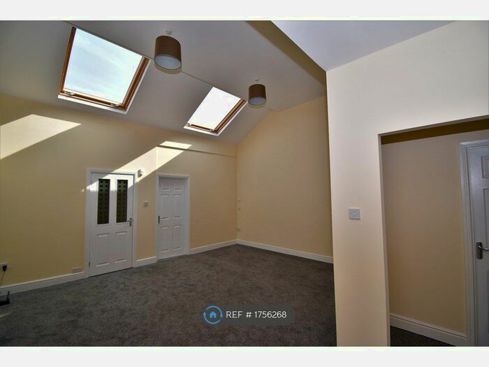 2 Bedroom Flat To Rent In Northenden Road, Sale, M33