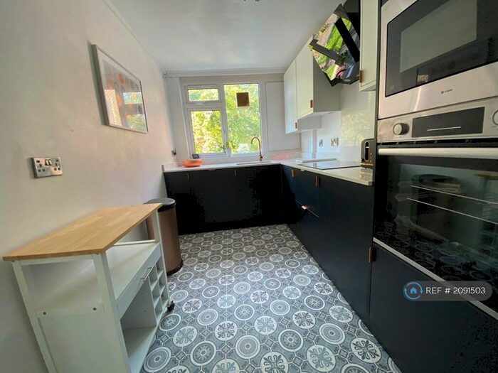 2 Bedroom Flat To Rent In Eliot Close, Emmer Green, Reading, RG4