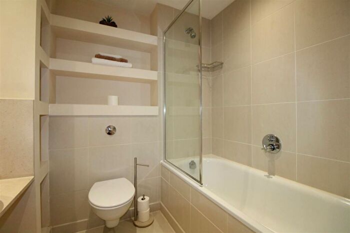 2 Bedroom Flat To Rent In Discovery Dock West, E14