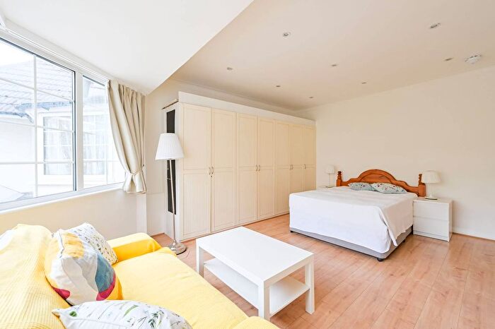 Studio To Rent In Clifton Gardens, Temple Fortune, London, NW11