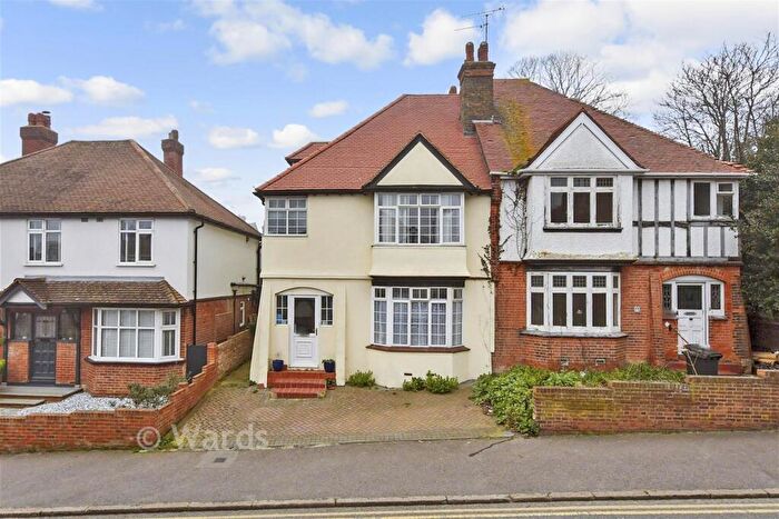 4 Bedroom Semi Detached House For Sale In Queens Road, Broadstairs, Kent, CT10