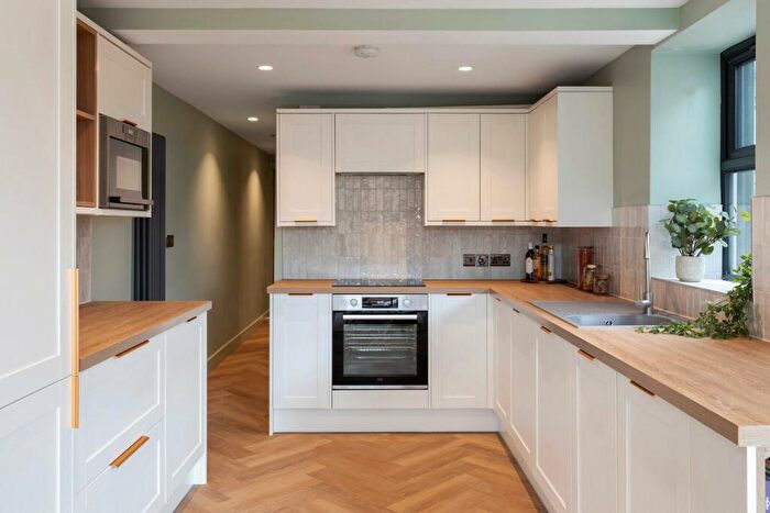 2 Bedroom Apartment To Rent In Yarborough Road - Bedroom En Suite Apt - /, LN1