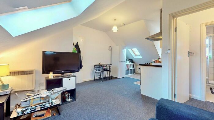 2 Bedroom Flat To Rent In Mountfield Road, London, N3