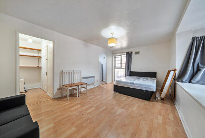 Apartment For Sale In Colwyn Green, Snowdon Drive, London, NW9