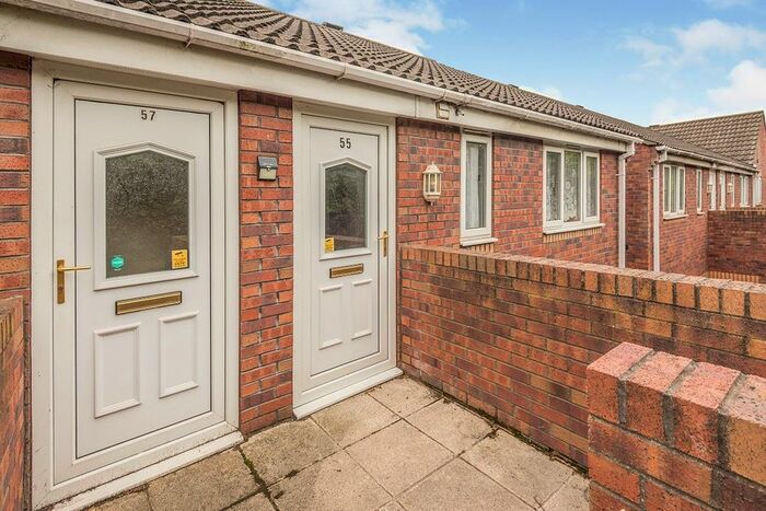 2 Bedroom Flat To Rent In Rock Hill, Castleford, West Yorkshire, WF10