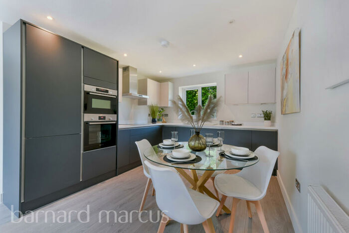 2 Bedroom Flat To Rent In South Lane West, New Malden, KT3