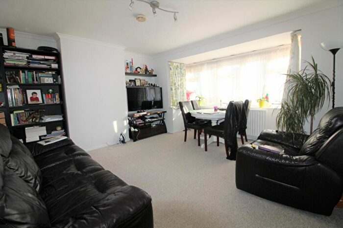 2 Bedroom Maisonette To Rent In Gladeside, Winchmore Hill, N21