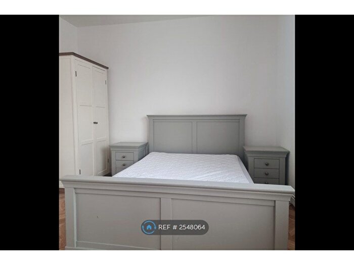 3 Bedroom Flat To Rent In Palliser House, London, E1