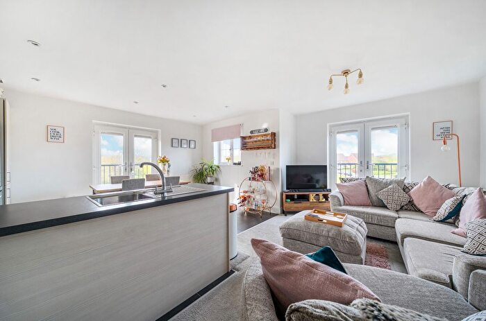 2 Bedroom Flat For Sale In Honeysuckle Drive, Billingshurst, RH14