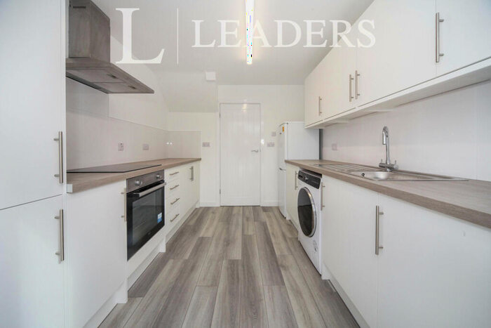 3 Bedroom Semi-Detached House To Rent In Oakwood Avenue -, LU5