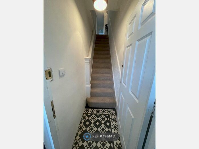 2 Bedroom Flat To Rent In Palmers Green, London, N13