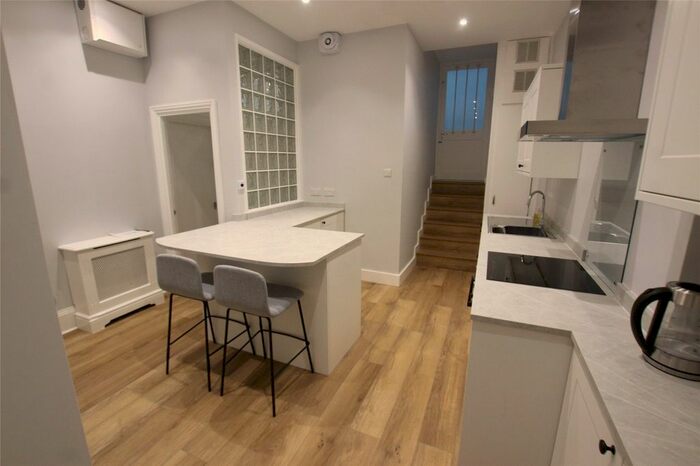2 Bedroom Flat To Rent In Charlotte Court, B Old Kent Road, London, SE1