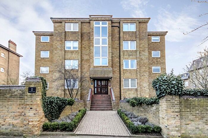 2 Bedroom Flat To Rent In Avenue Elmers, Surbiton, KT6